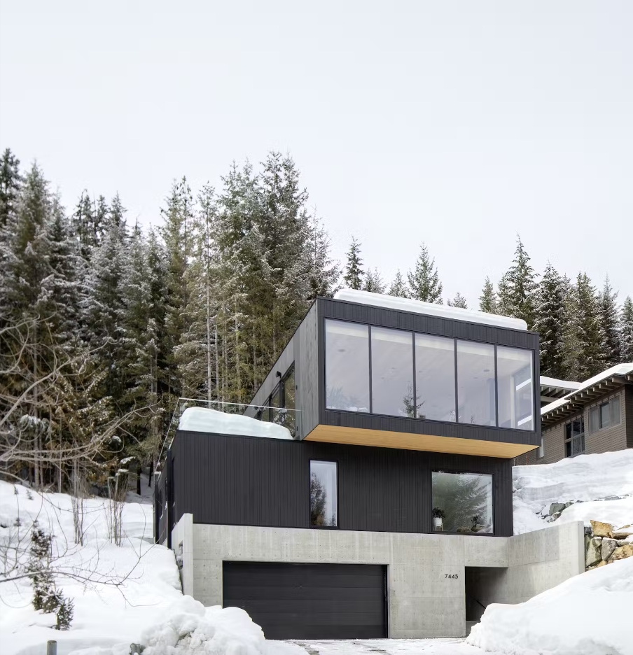 Whistler's minimalist ski hut can exude charming charm in the winter and snowy winter | container houses