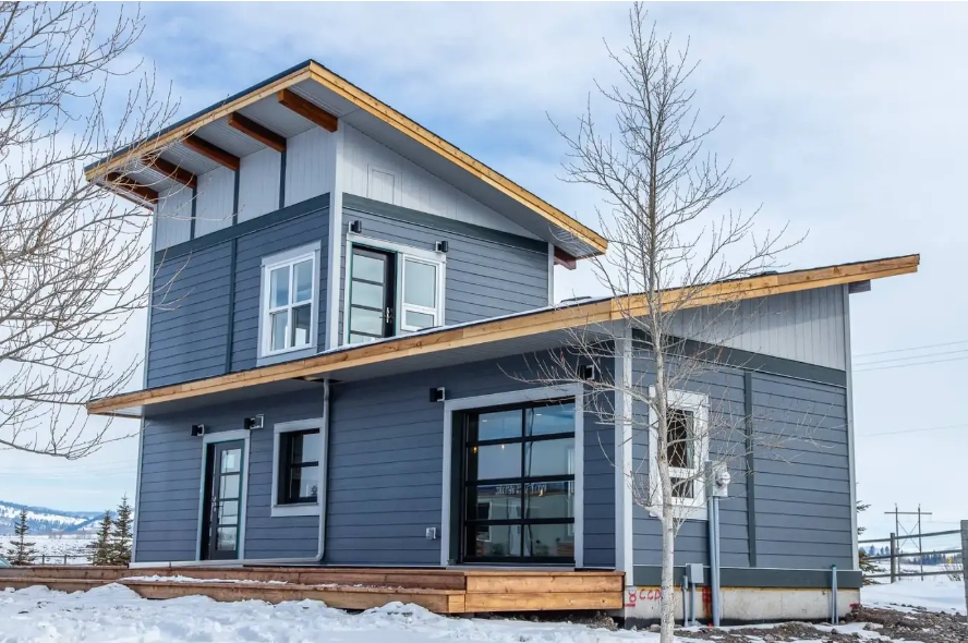 What does it look like to creatively renovate a container house?