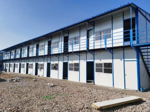 At construction sites or temporary shelters after a disaster. The materials of the prefabricated house are all made of light steel structure, which not only has a high safety factor, but is also strong and stable.