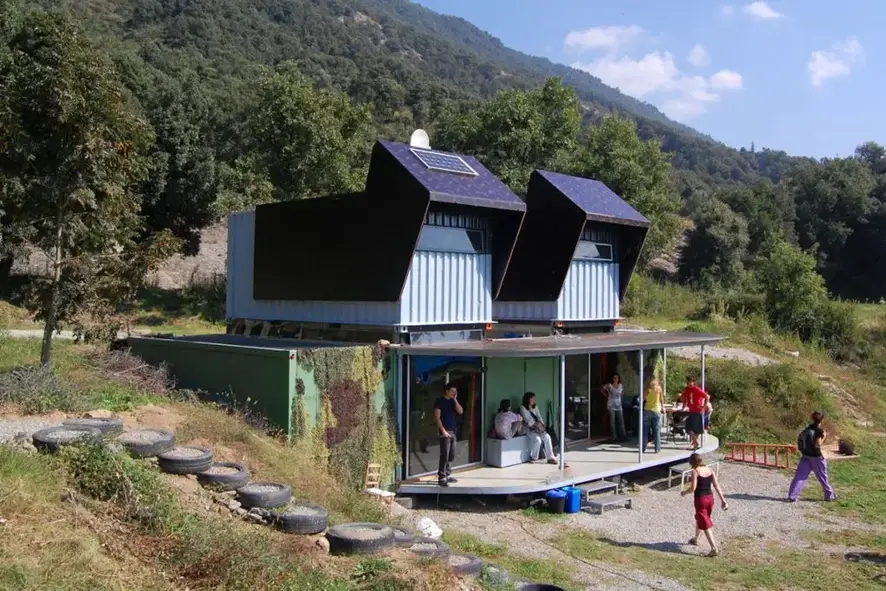 Container mobile homes solve temporary living problems