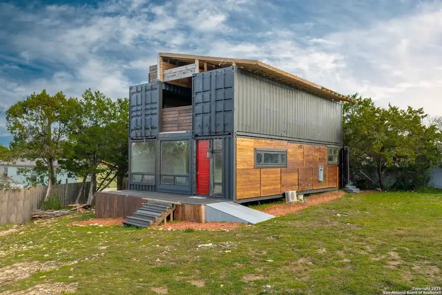 Analysis of the Advantages of Inhabited Container Houses Compared to Activity Board Houses